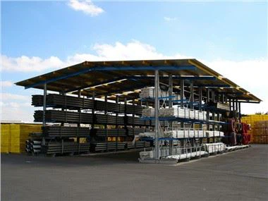 Budova podporovaná stojanem.